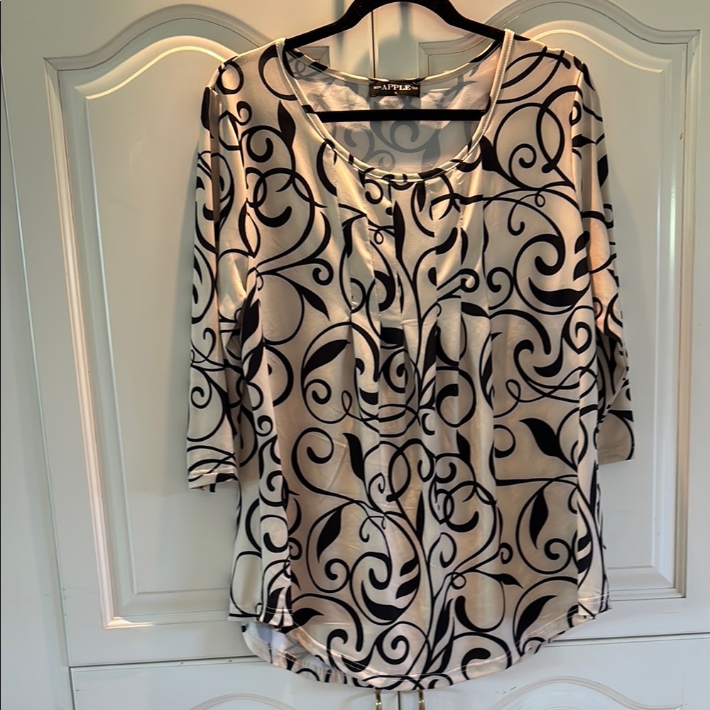 Chic Black and White Blouse with Elegant Design
